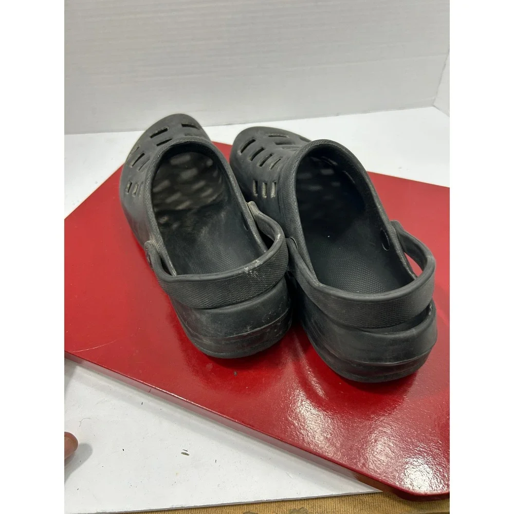 Airwalk clogs provide