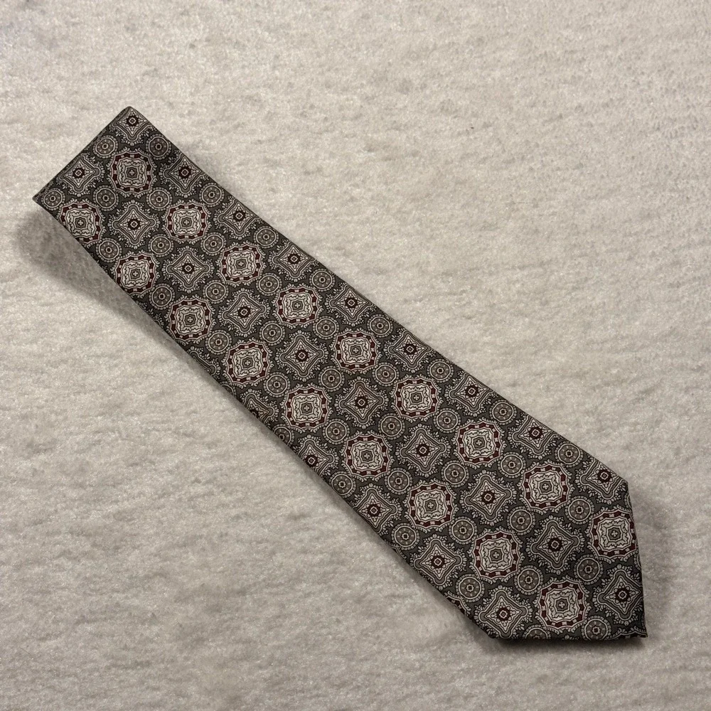 Stafford Men's Silk Tie Gray Burgundy Medallion Pattern‎