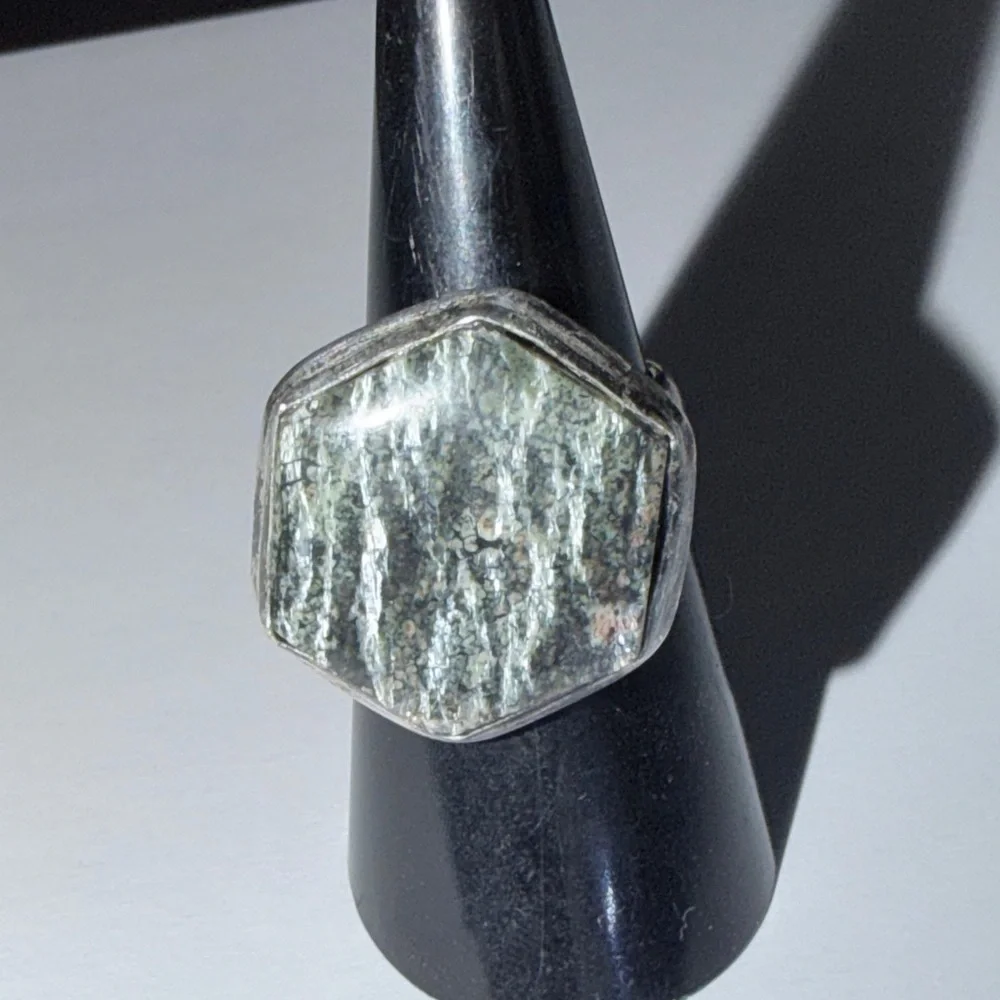 New Artisan Chrysotile in Serpentine Hexagonal Stone 925 Sterling Silver Ring