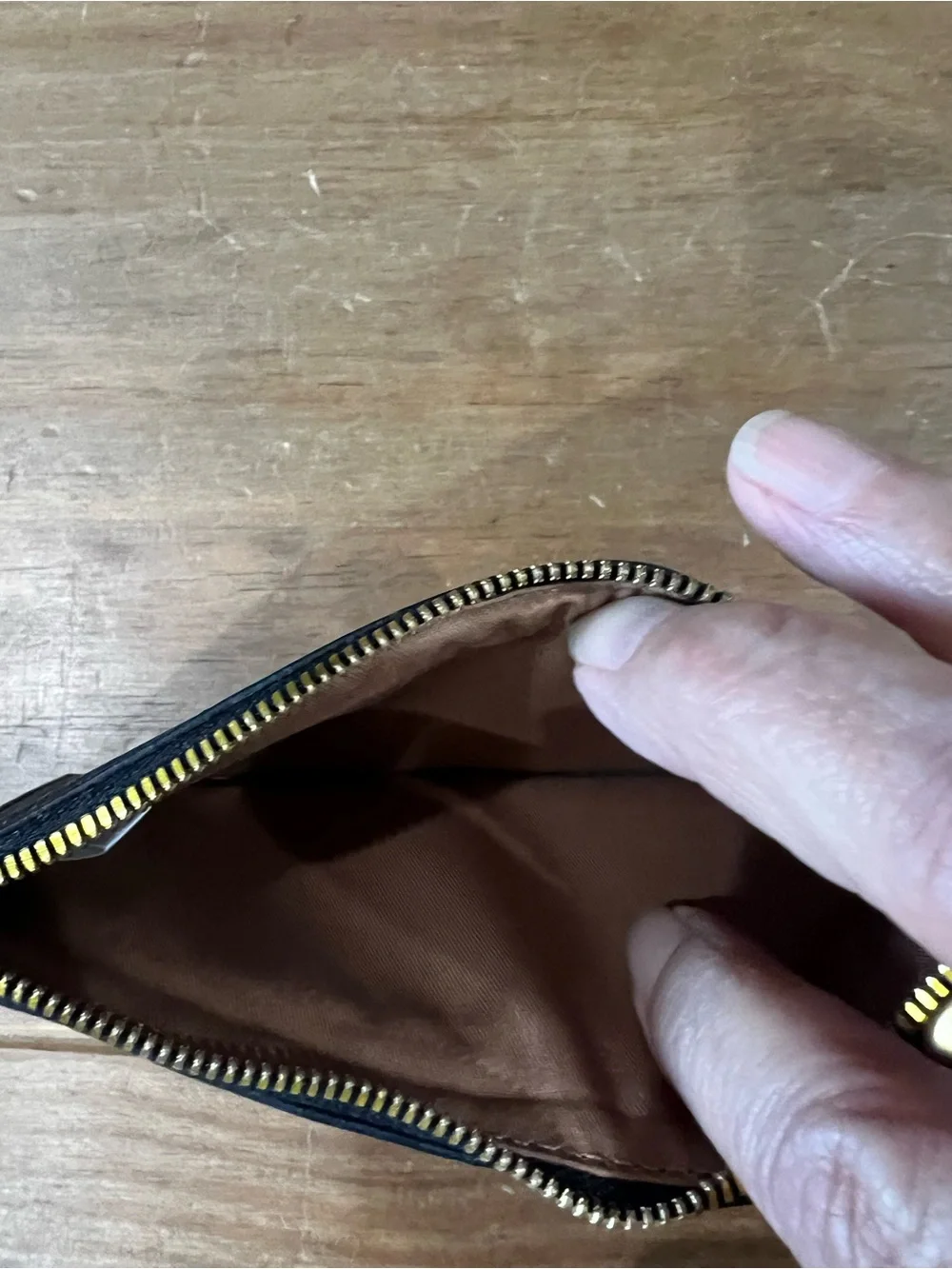 HOBO black featuring slots
