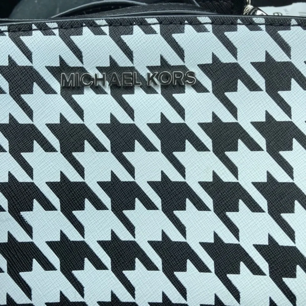 Michael Kors adorable wear light