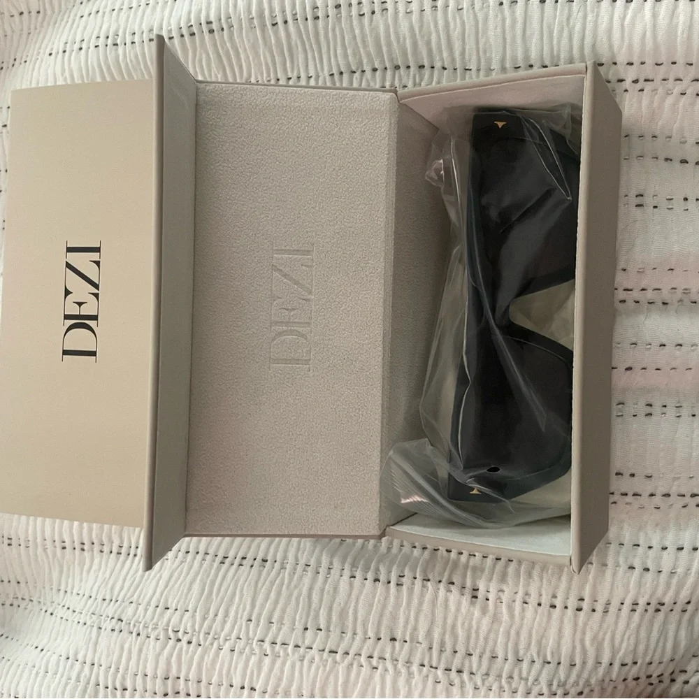 DEZI bold square