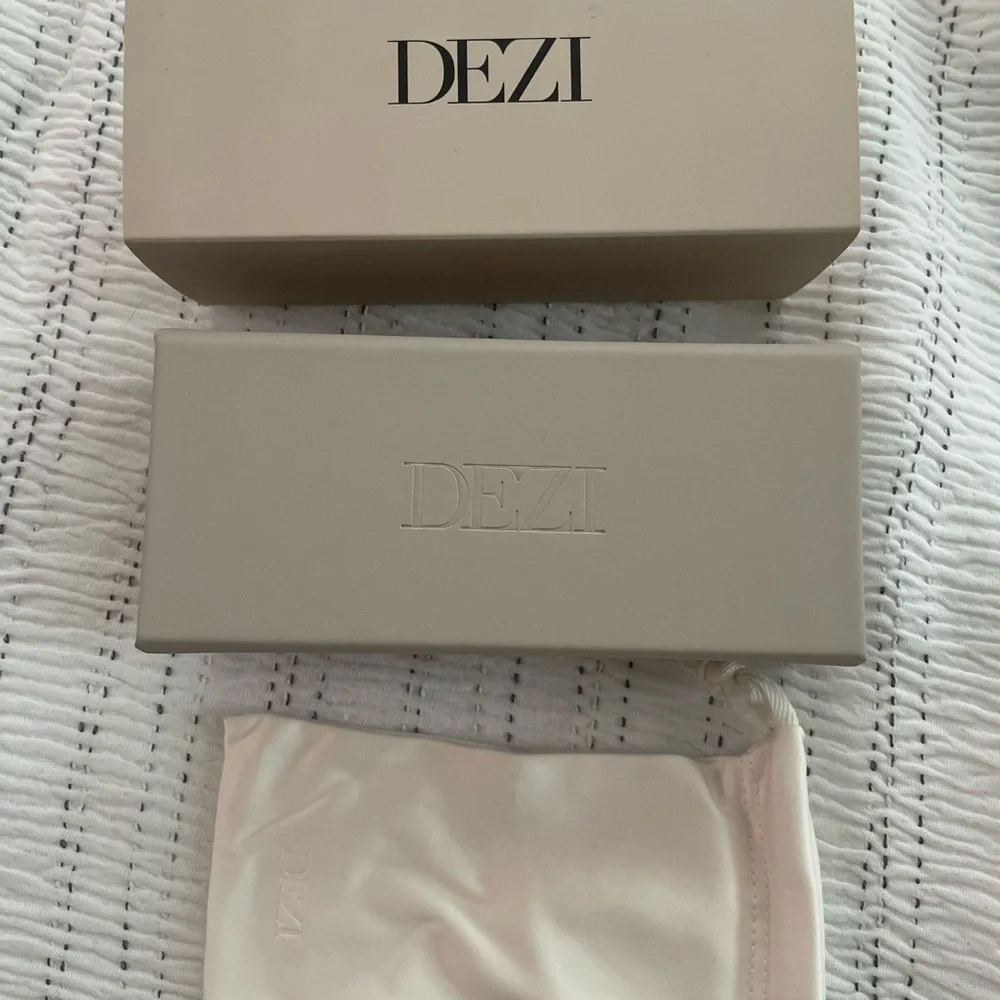 DEZI bold square