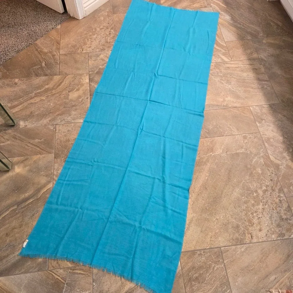 Mai turquoise blue