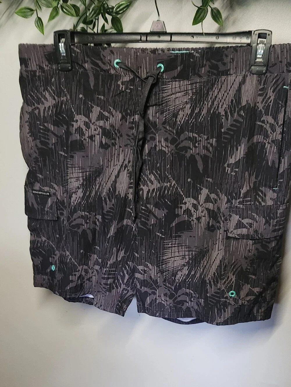ZeroXposur No-Chafe Black & Charcoal Tropical Cargo Swim Shorts Men's Large