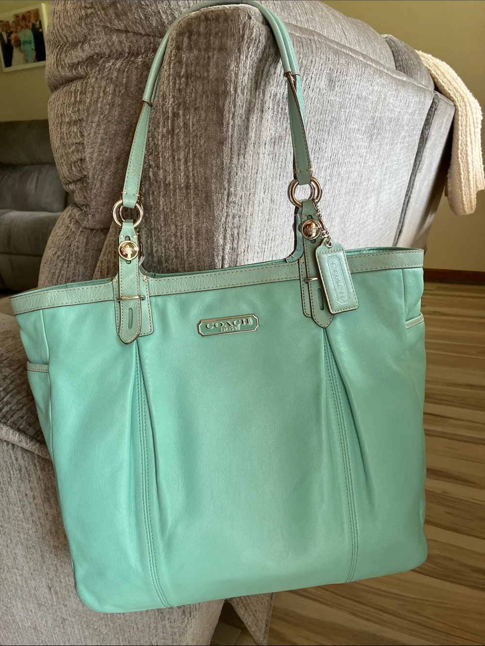 COACH GALLERY NORTH SOUTH TOTE EXCELLENT CONDITION