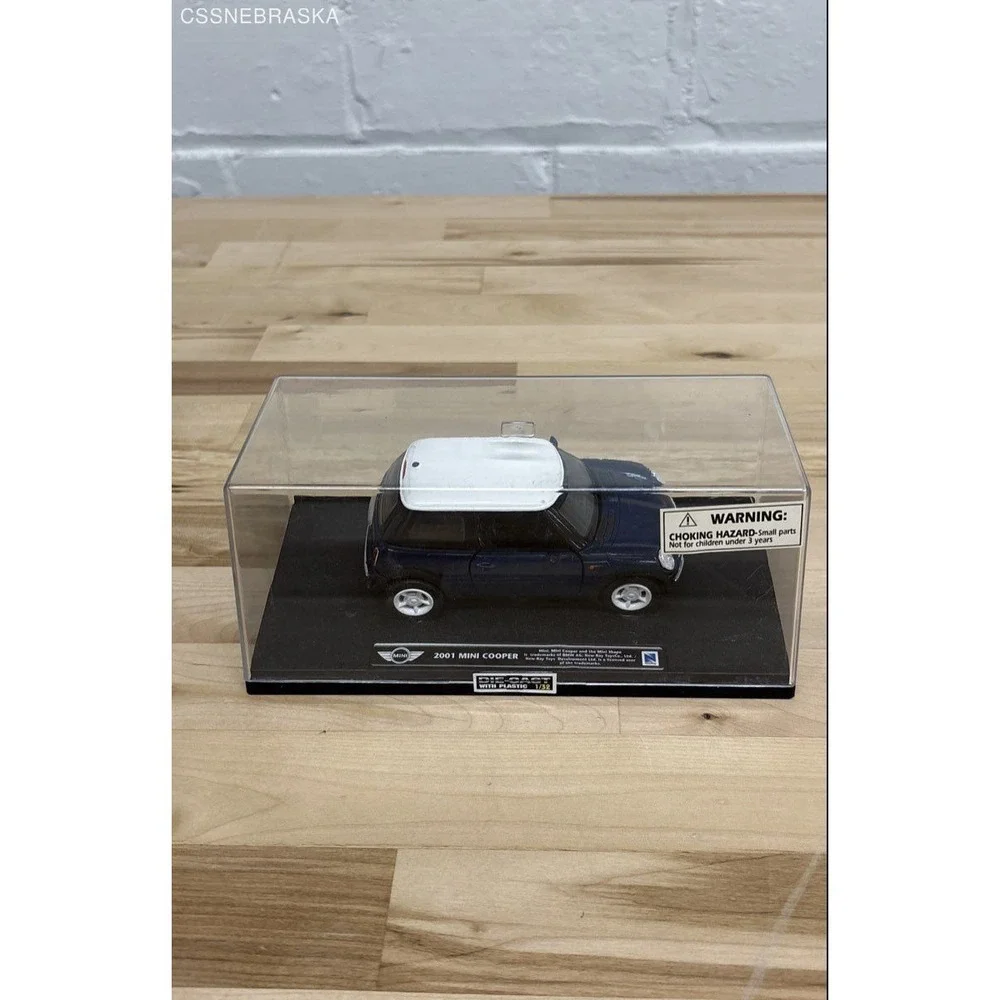 Bburago Blue/White die-cast model with plastic 2001 Mini‎ Cooper