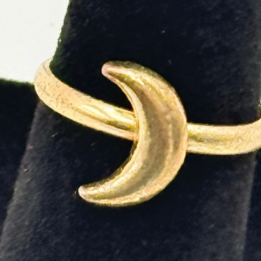 Vintage Gold Tone Crescent Moon Ring Celestial Minimalist Boho Size 4 Unmarked