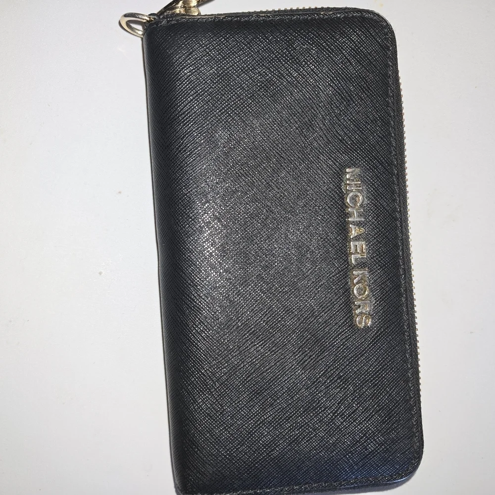 Michael Kors compartments classic slots
