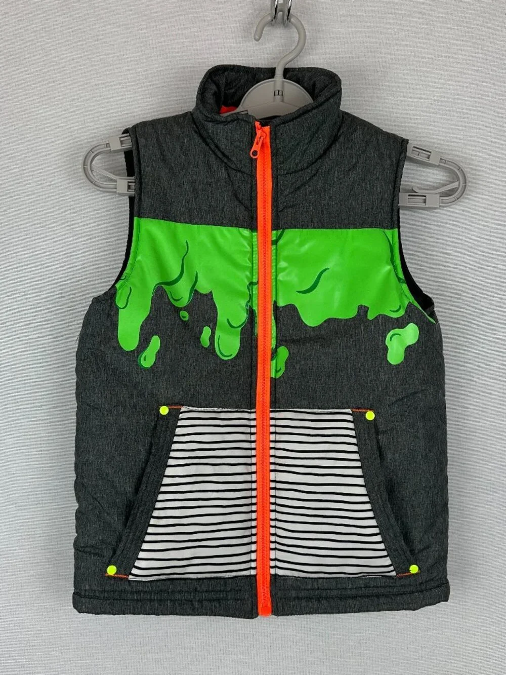 CAT & JACK BOYS PUFFER VEST, CHARCOAL COLOR, GREEN SLIME GRAPHIC SIZE S(6/7)