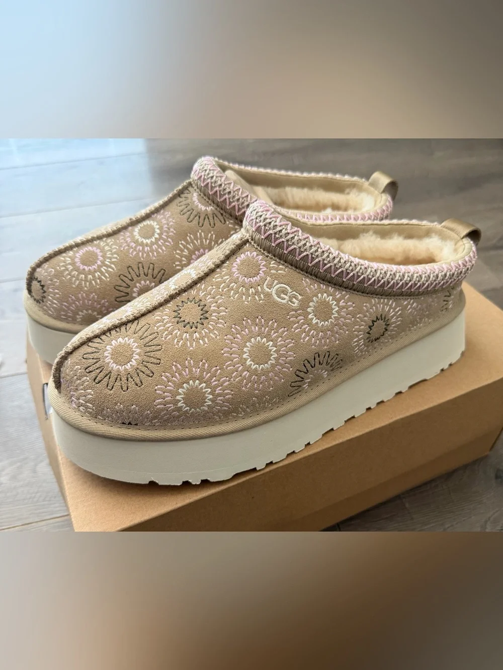 UGG Tazz Sun Stitch Mustard Seed Slippers size 10