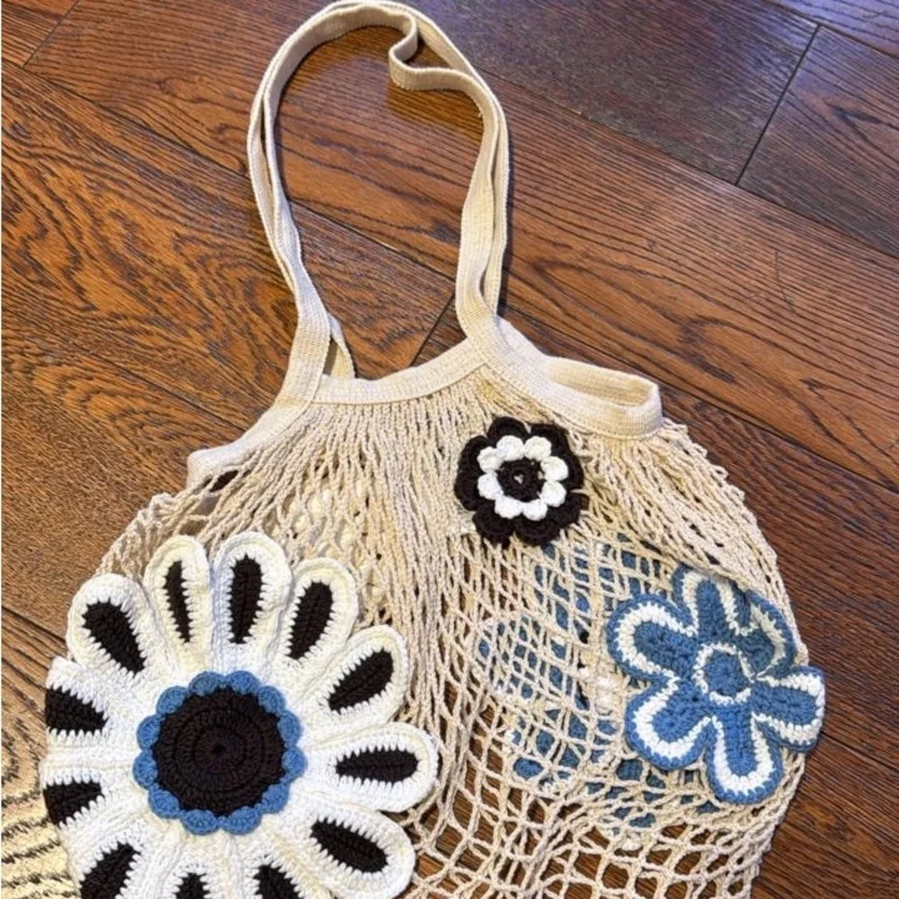 Crocheted cotton Floral Mesh Tote Bag in Cream and Blue Baum und Pferdgarten