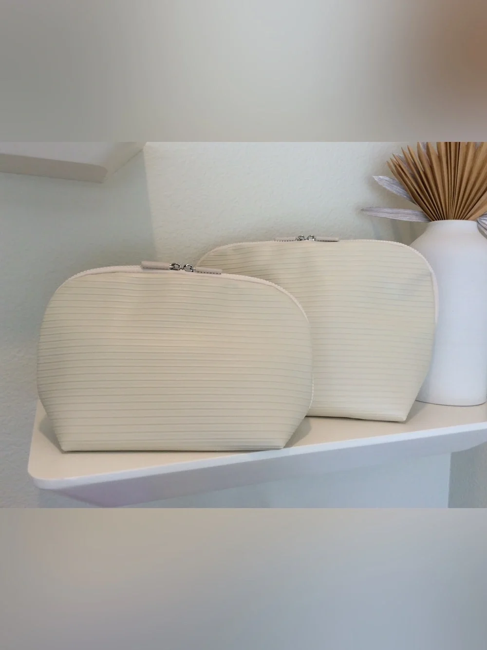 Standing Foldable Cosmetic Makeup Tioletry Travel Bag Set in Cream - Brand New!