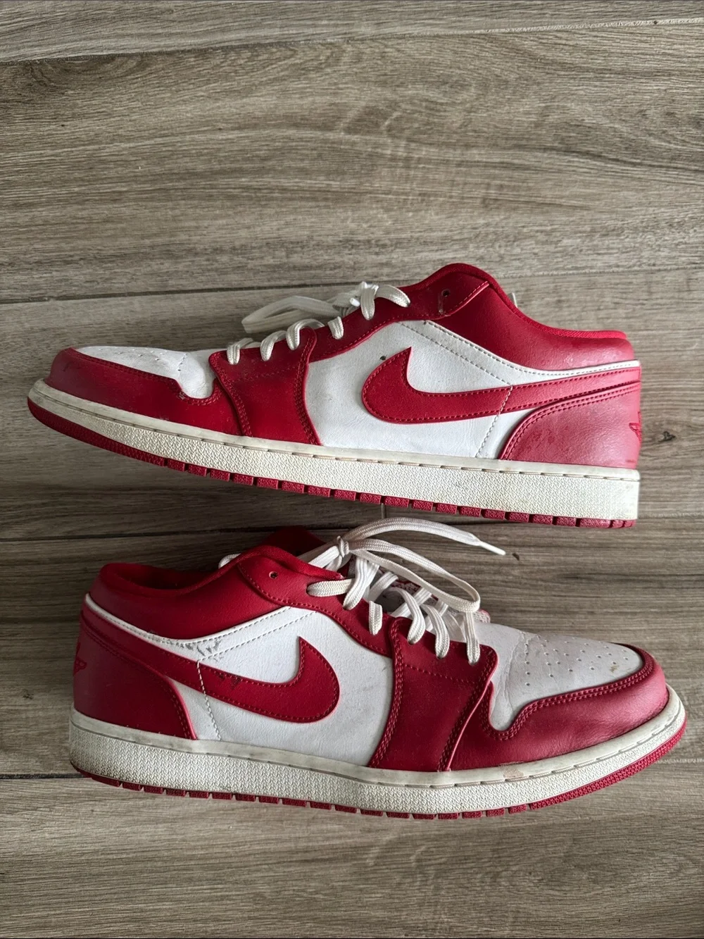 Nike Red & White Low-Top Swoosh Sneakers
