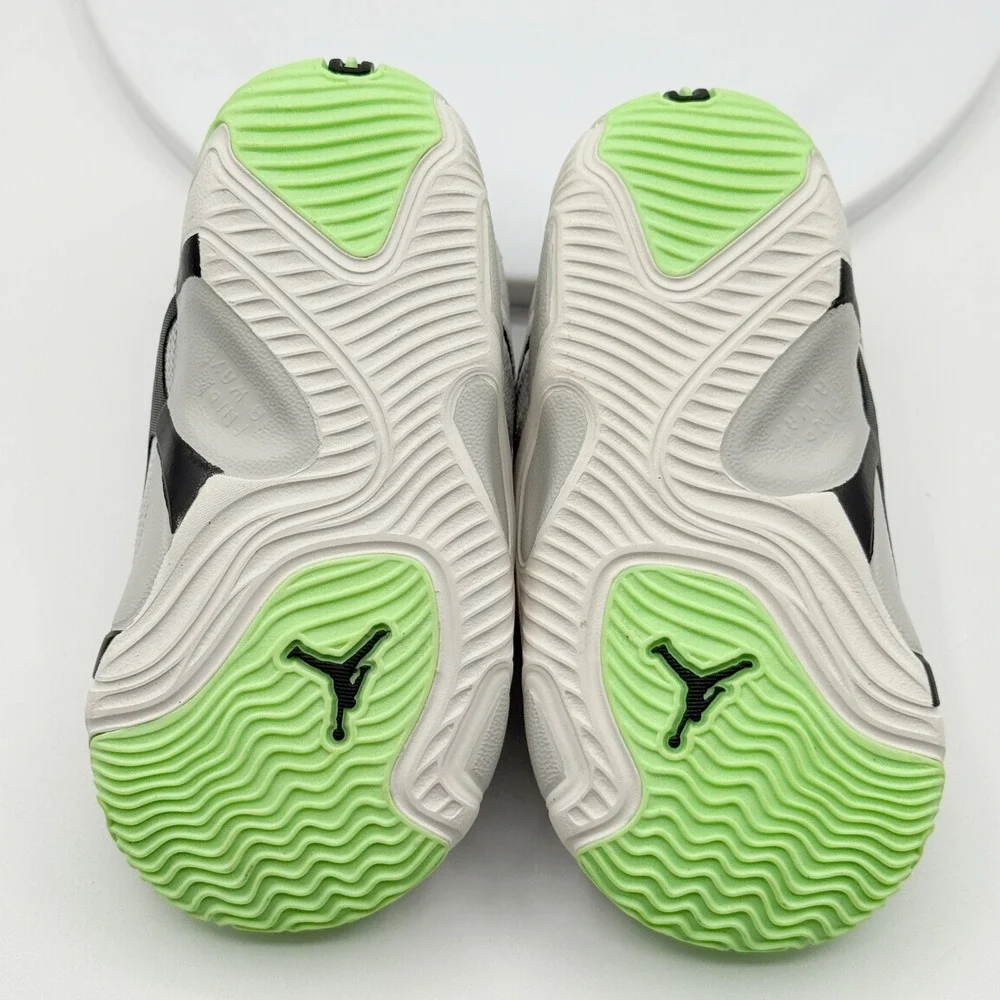 Nike iconic ship tabs