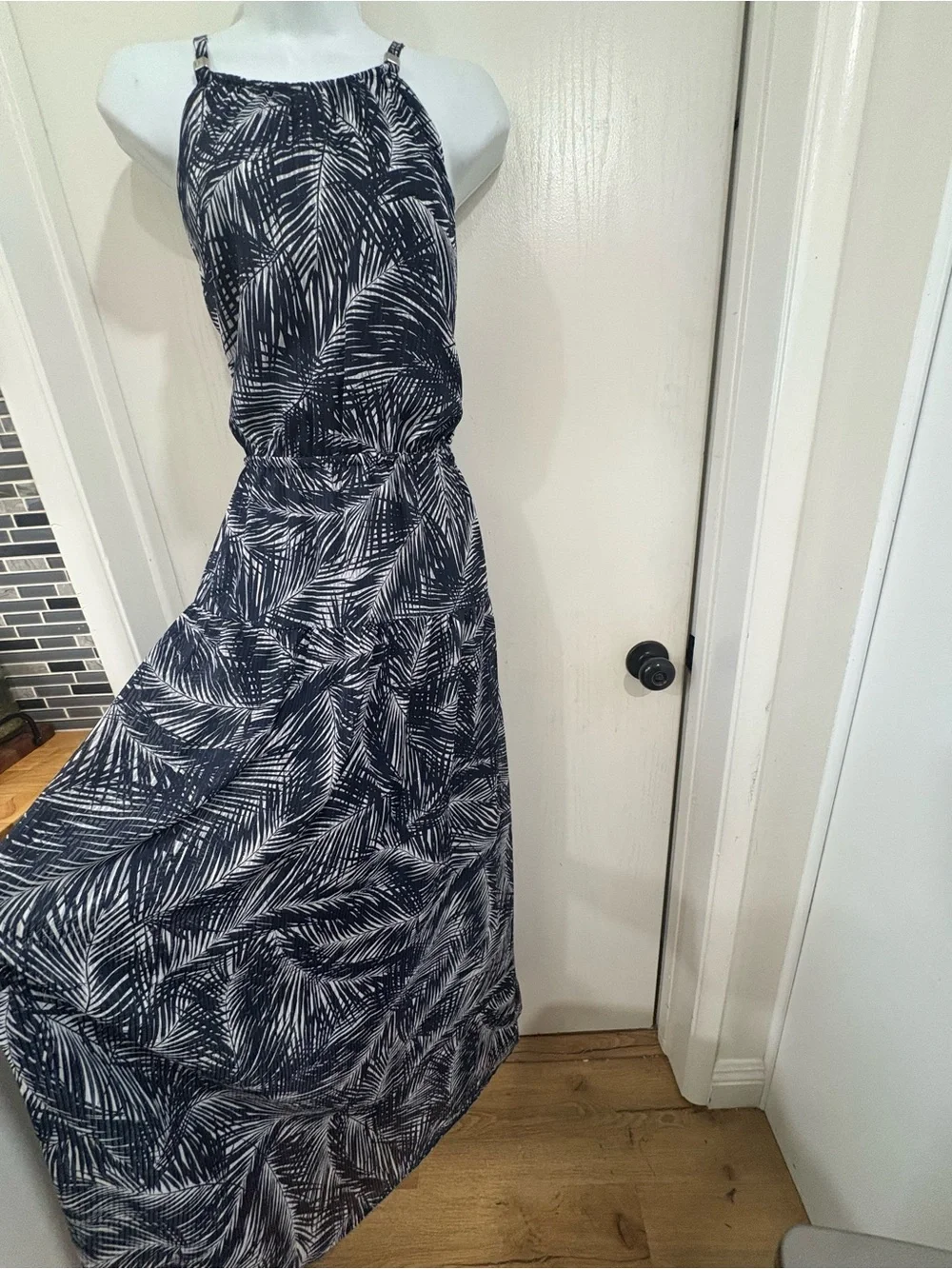 Tropical resort/vacation Sleeveless Palm-Print Maxi Dress in Navy and White