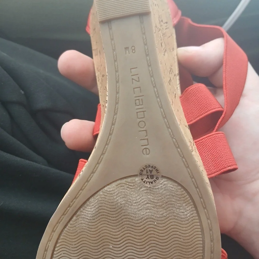 Liz Claiborne ensures footbed