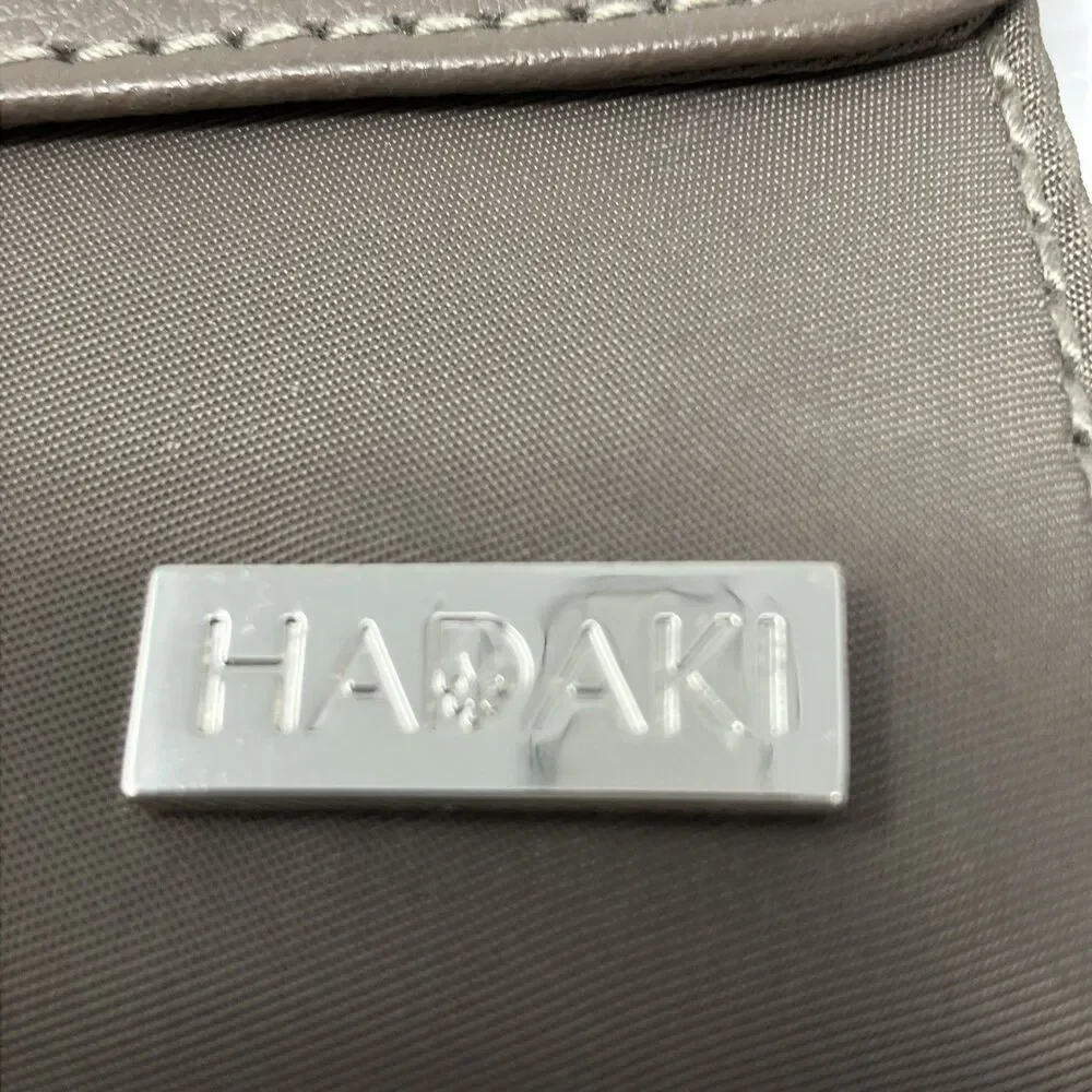 Hadaki travel wallet
