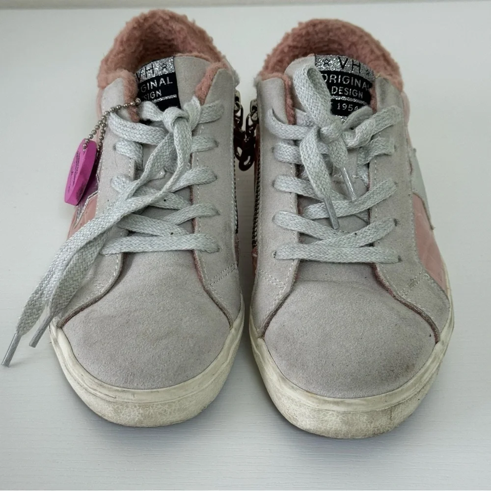 Vintage chic sneakers