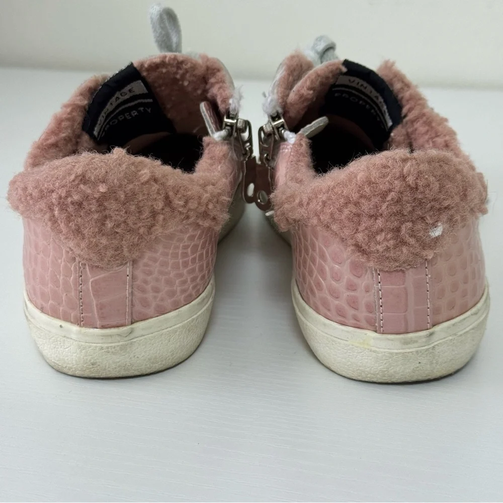Vintage chic sneakers