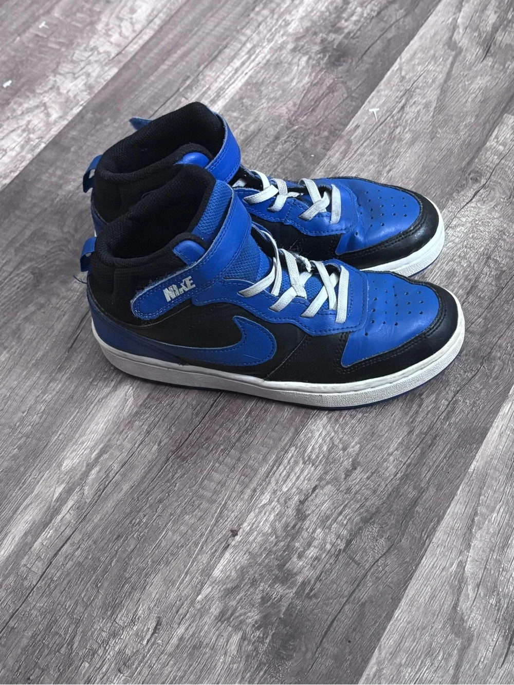Nike by sneakers collar