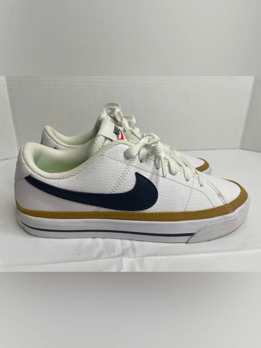 Nike court legacy
