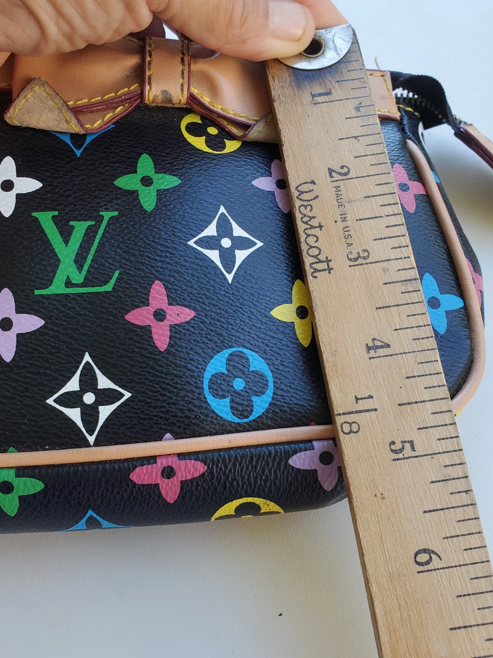 Louis Vuitton zipper isn
