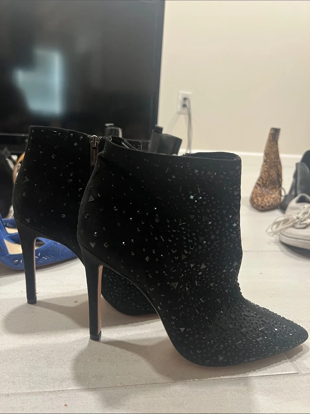 Jessica Simpson sophisticated black