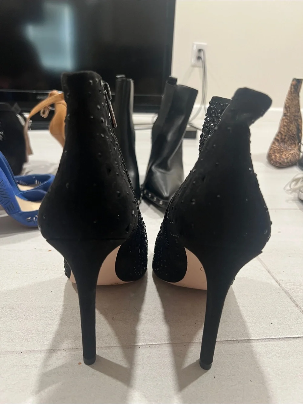 Jessica Simpson sophisticated black