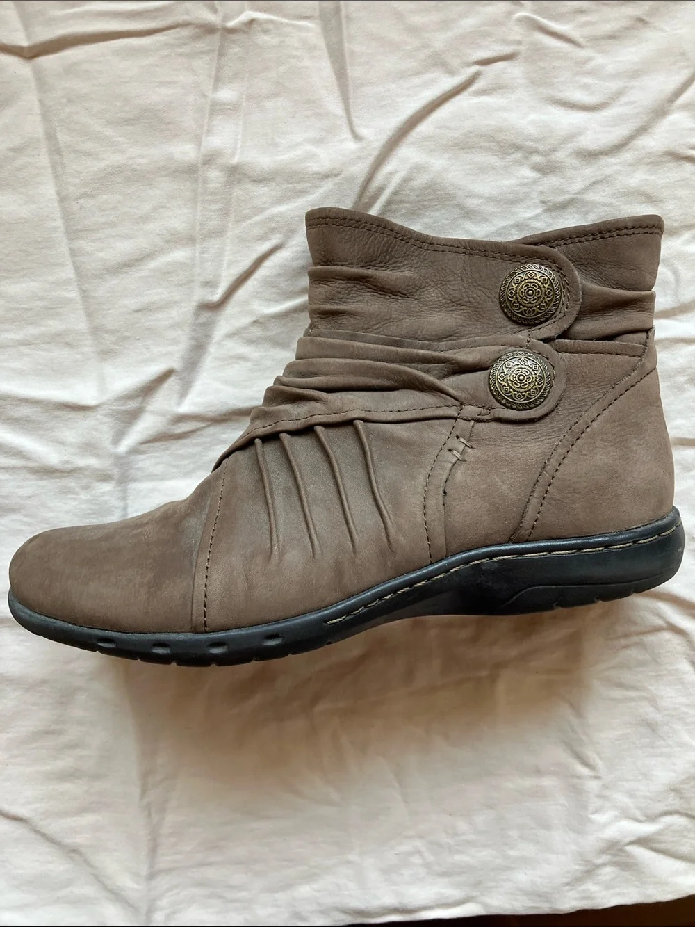 Cobb Hill Taupe Ruched Ankle Boots with Decorative Buttons size 7