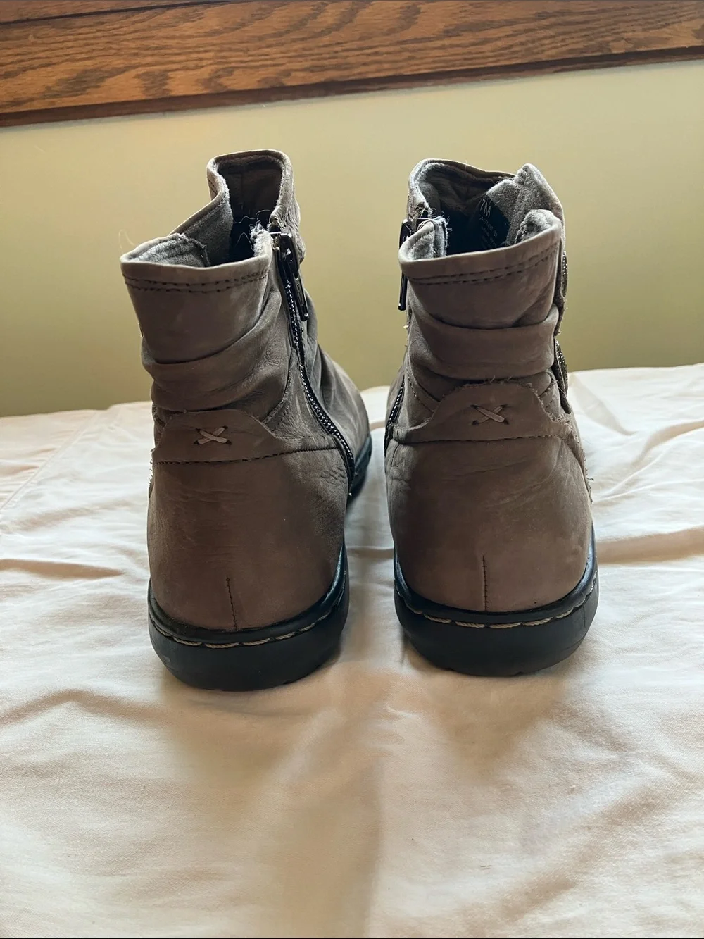 Cobb Hill Taupe Ruched Ankle Boots with Decorative Buttons size 7