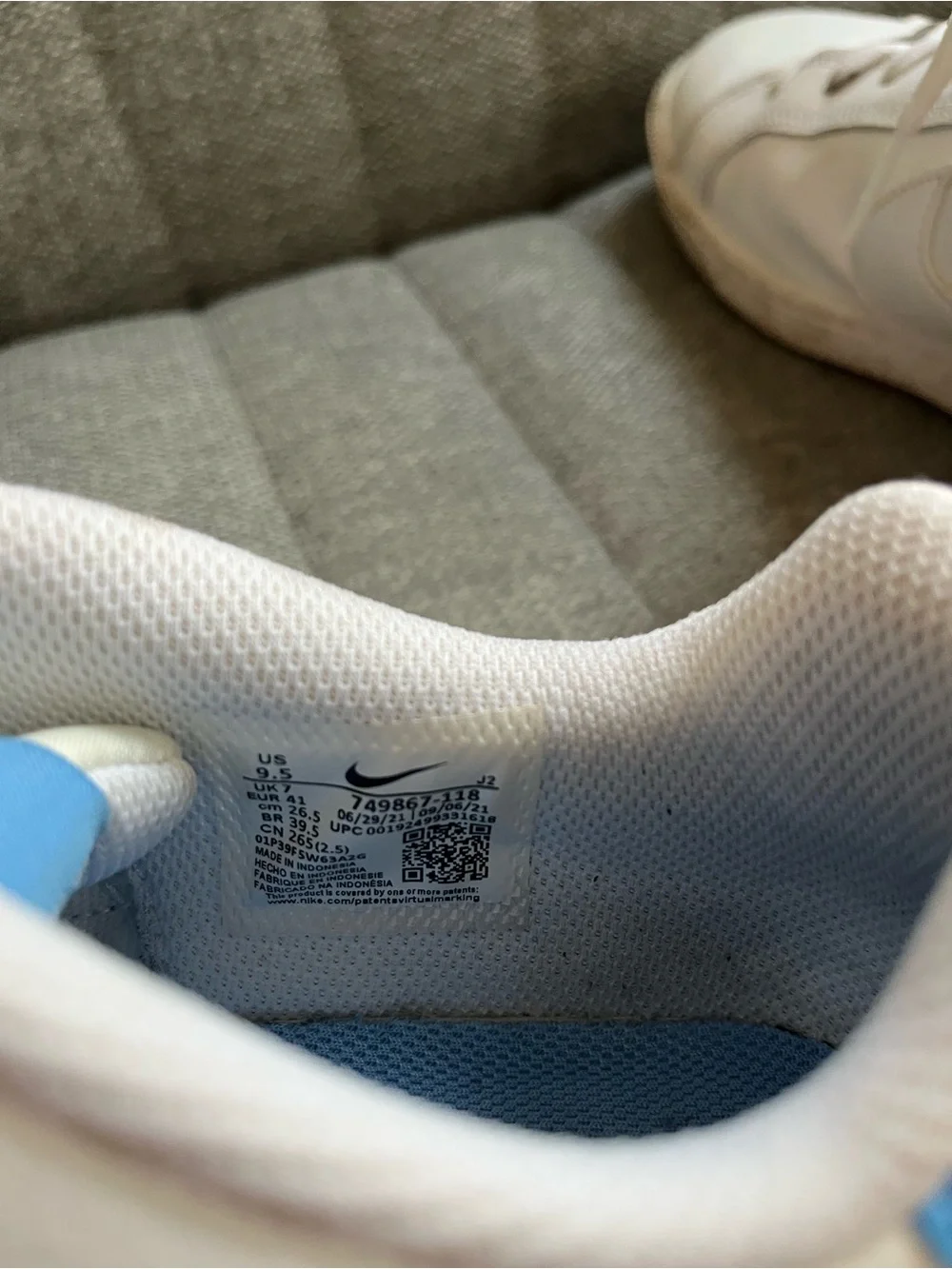 Nike Women’s White Sneakers with Light Blue Heel Tab