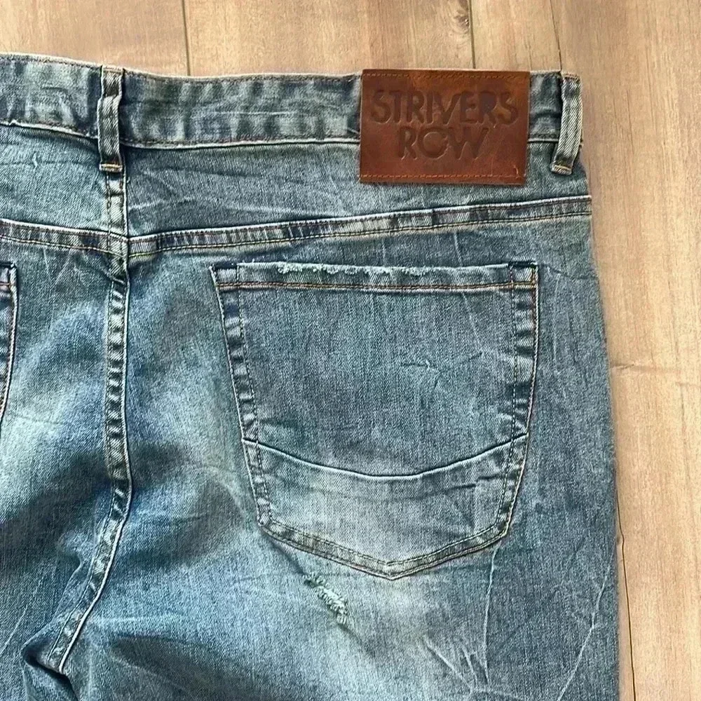 STRIVERS ROW wearing zipper are