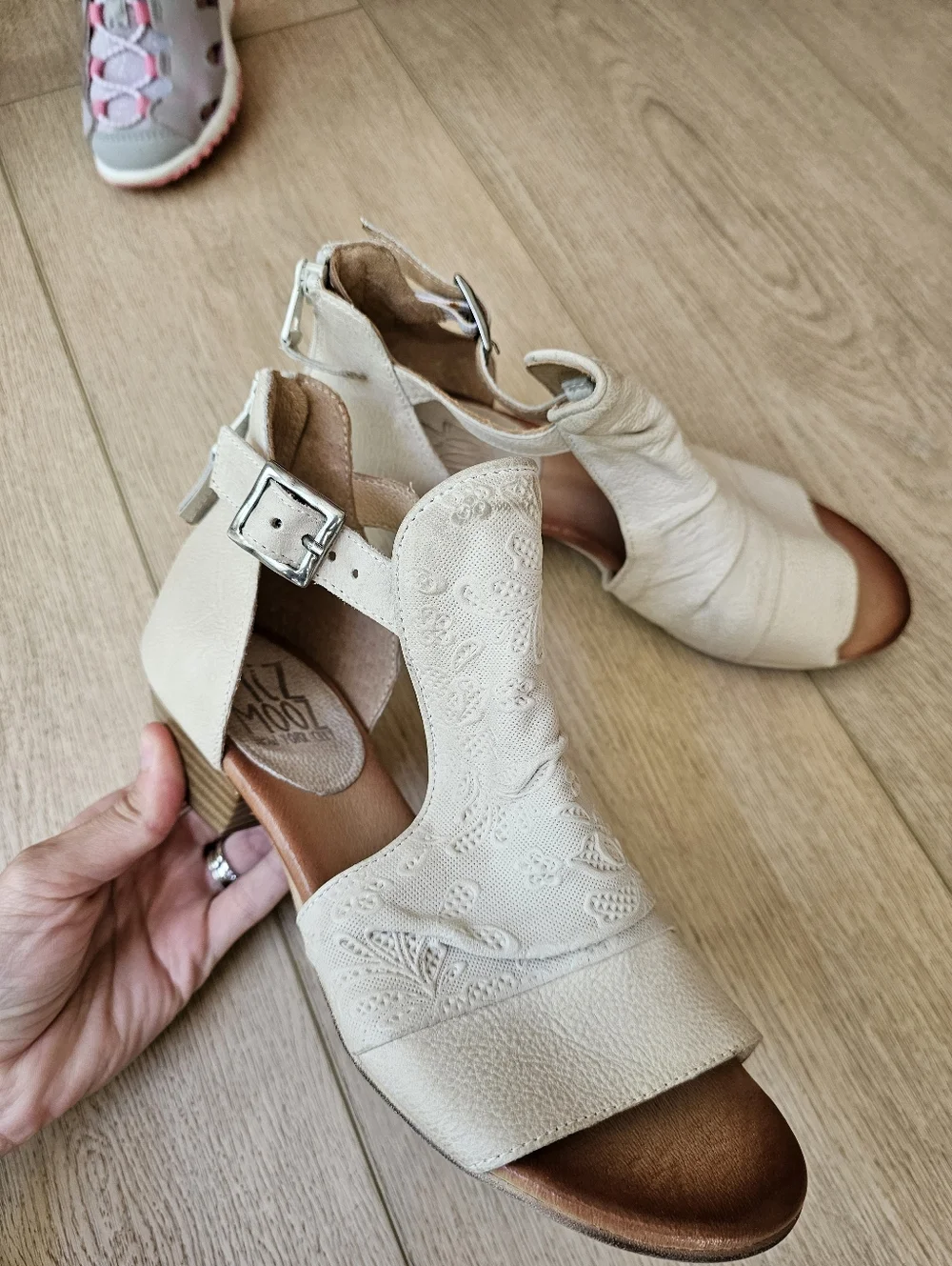 Miz Mooz strap closure