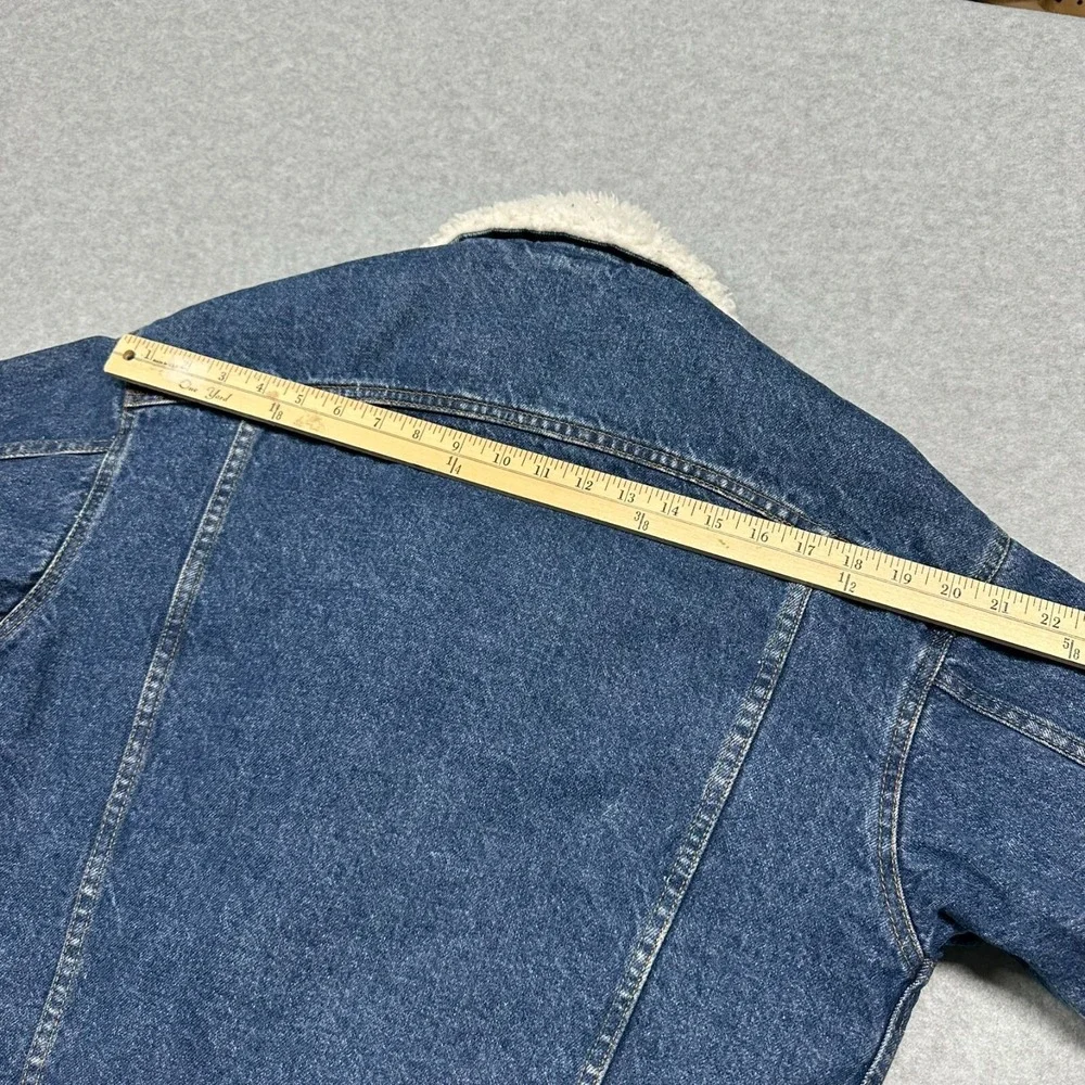 Levis features style