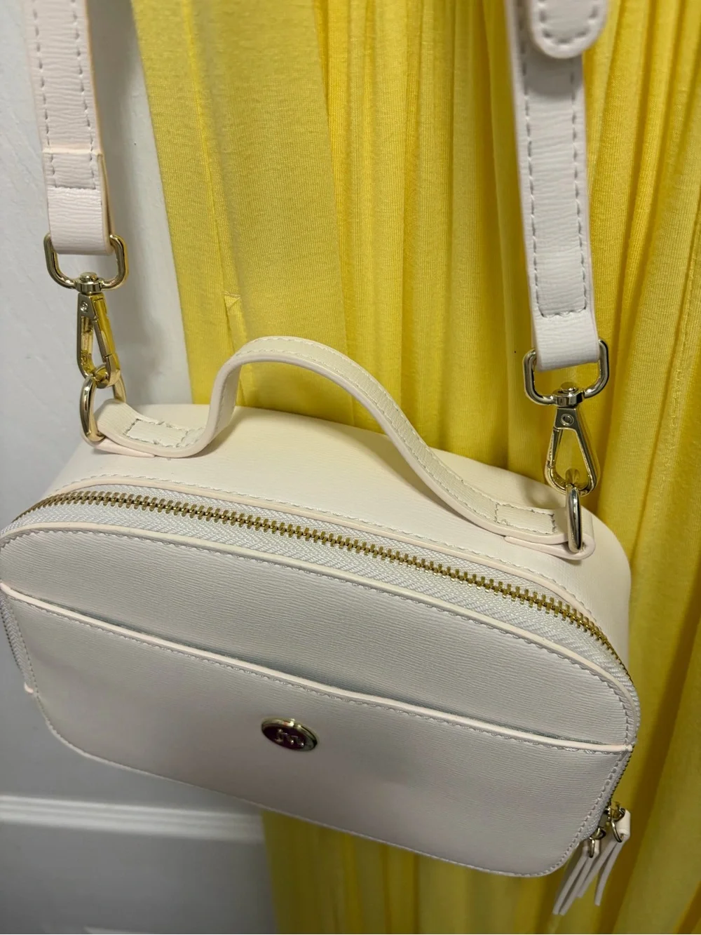 JM Collection bag exterior hands