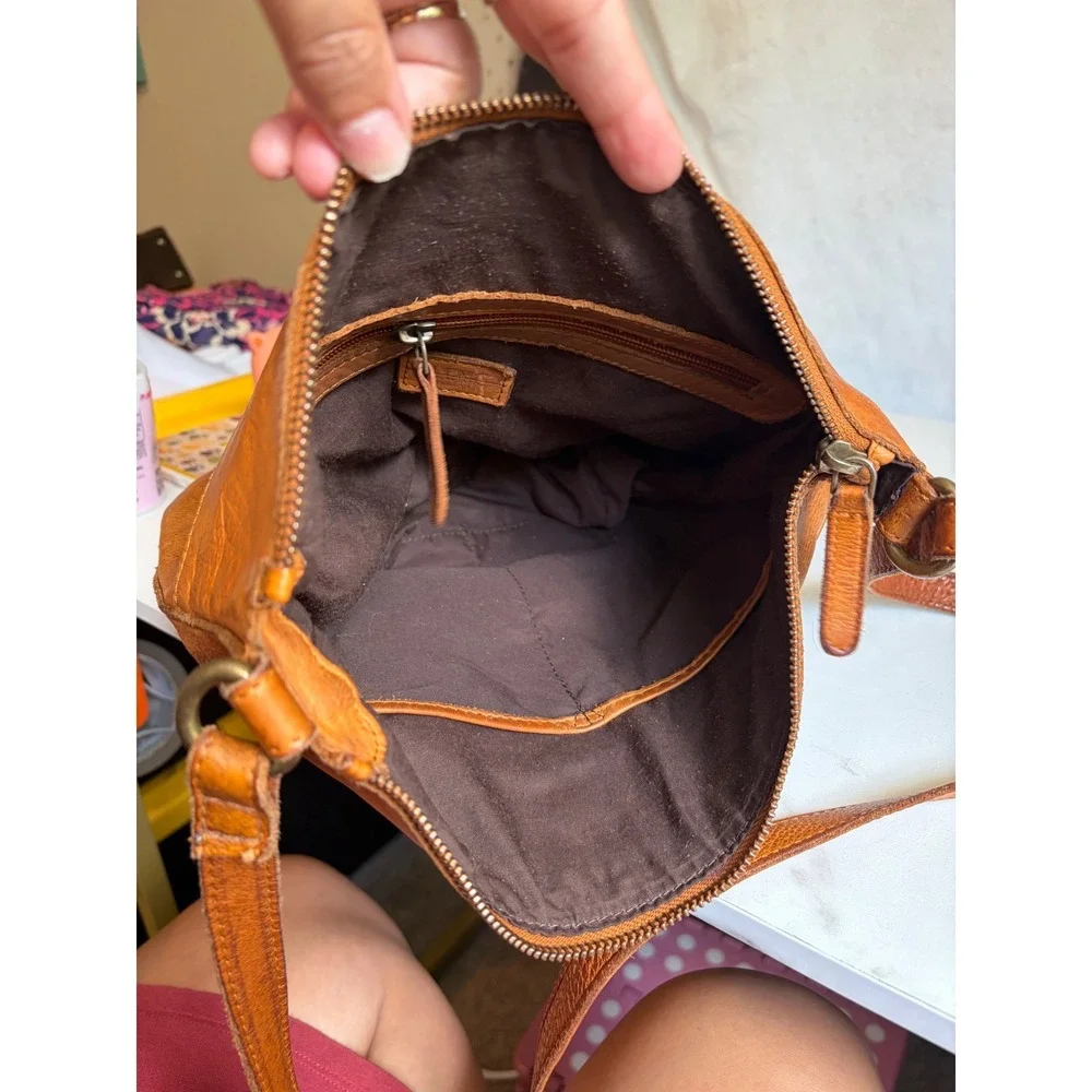 Valenca Holland features compartments zippered