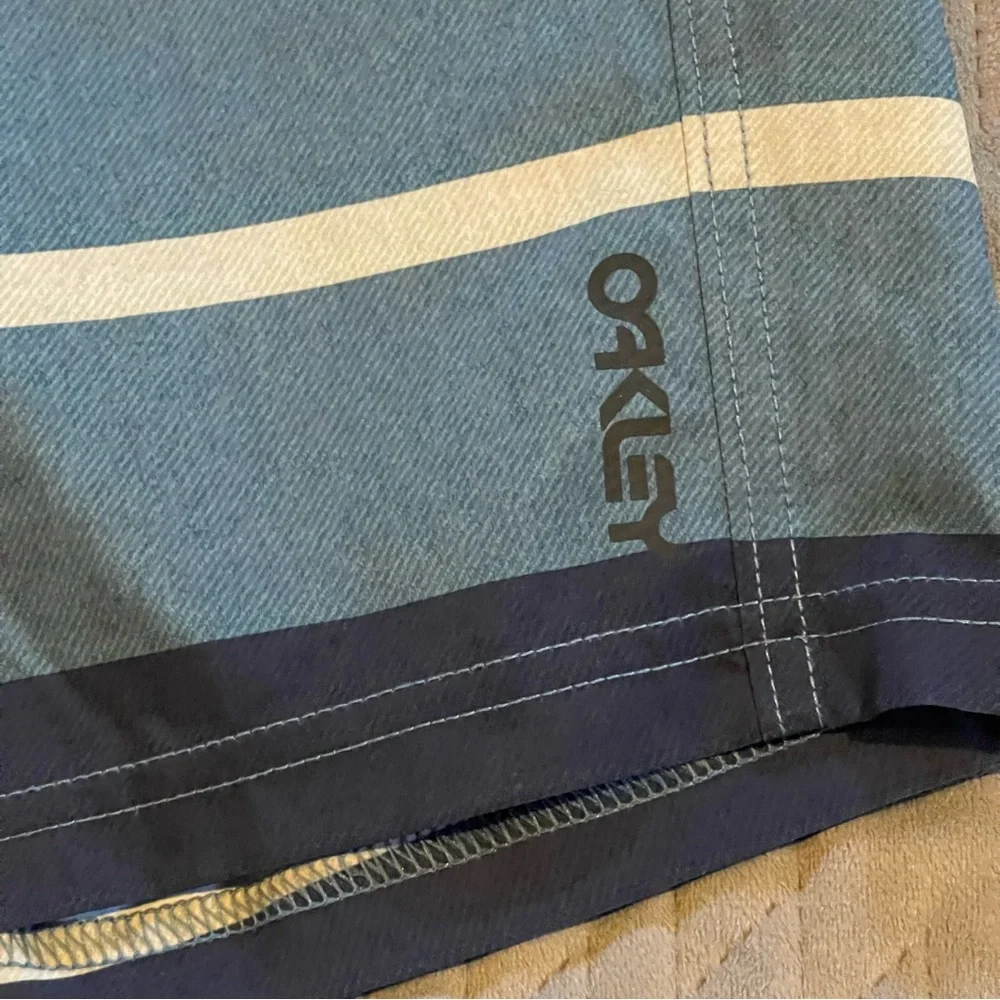 Oakley shorts mens size 30 EUC‎ blue/white