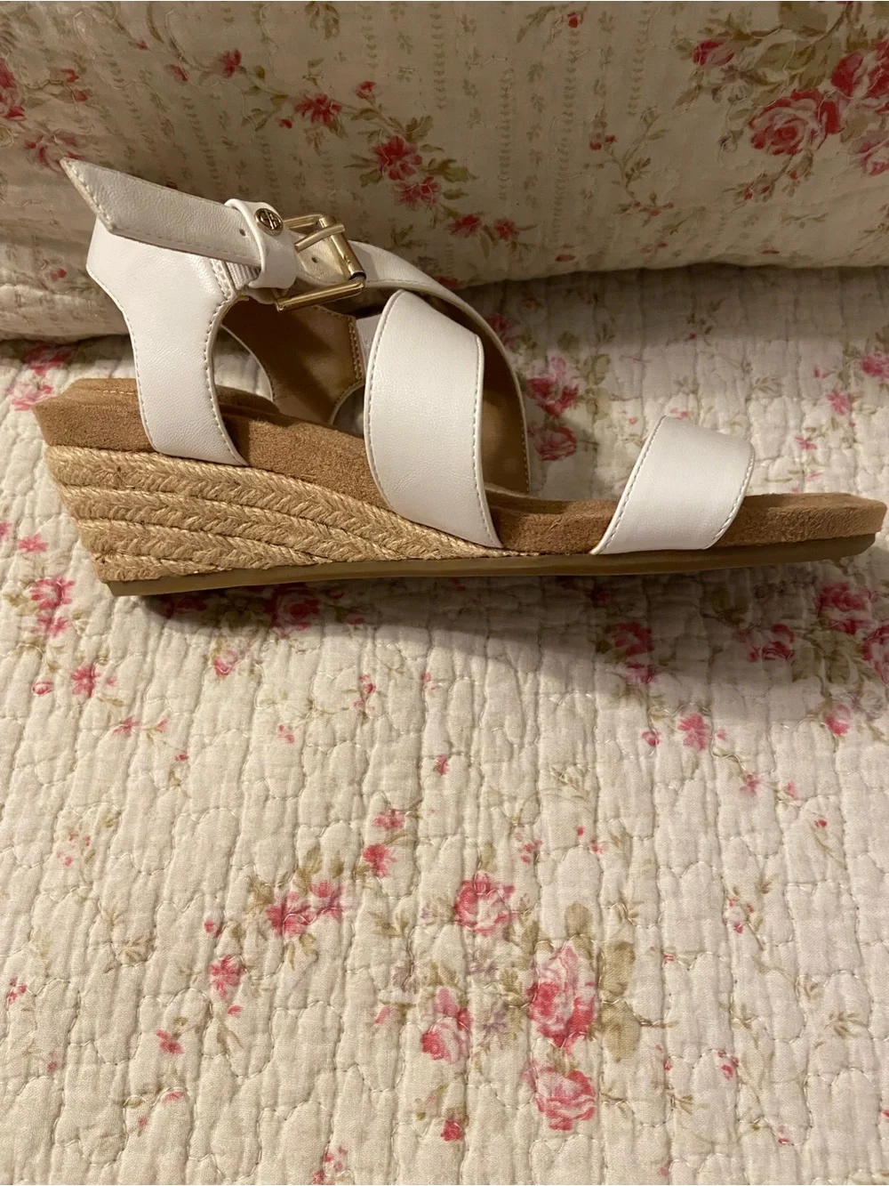 NWOT Gianni Bernini White Wedge Sandalss