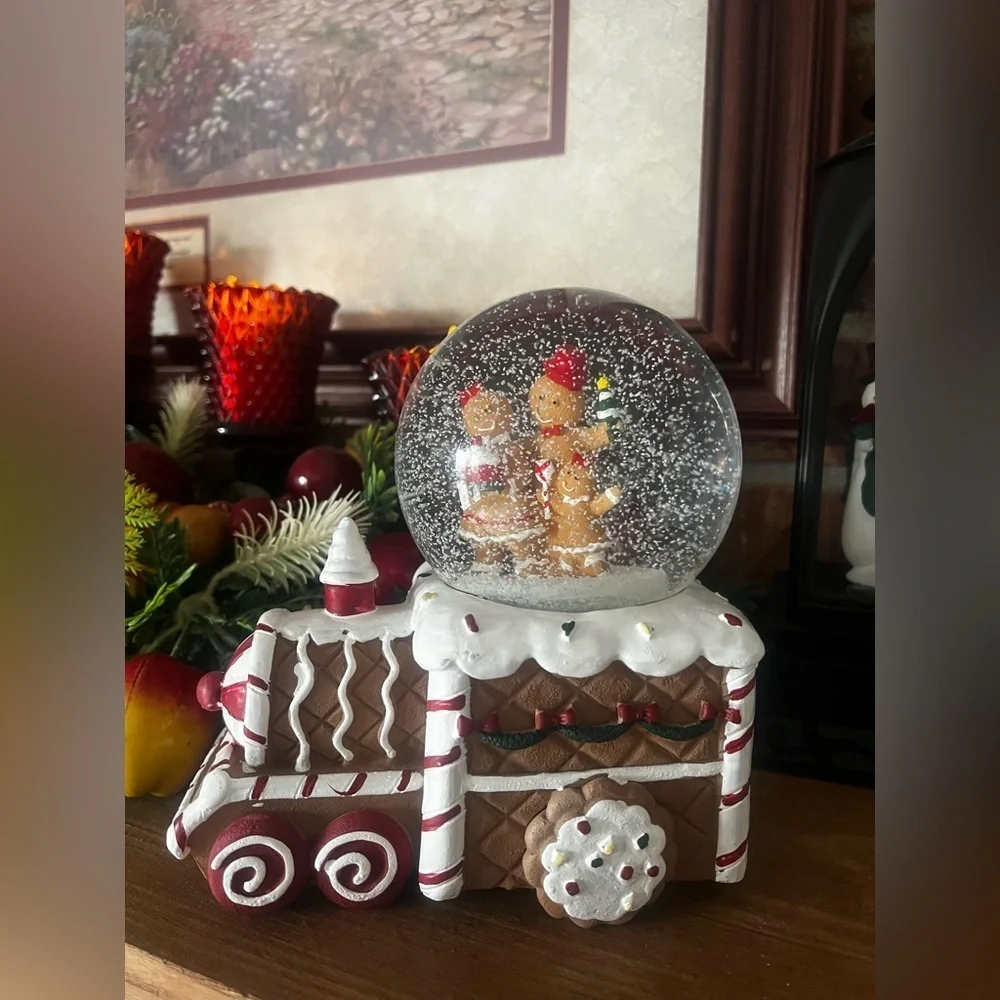 ❤️ Gingerbread Man Christmas Cookie Train Musical Snow globe