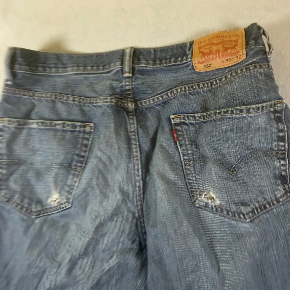Levis 550 Relaxed Fit Jeans Mens 36x32 Medium Wash Blue Distressed Denim 7919