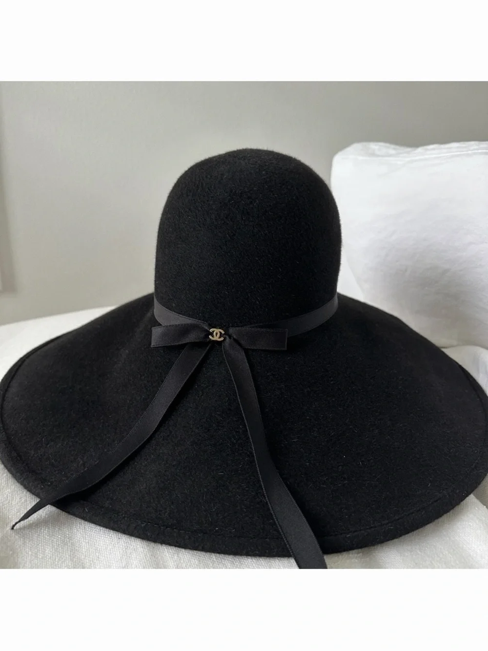 CHANEL silhouette ribbon