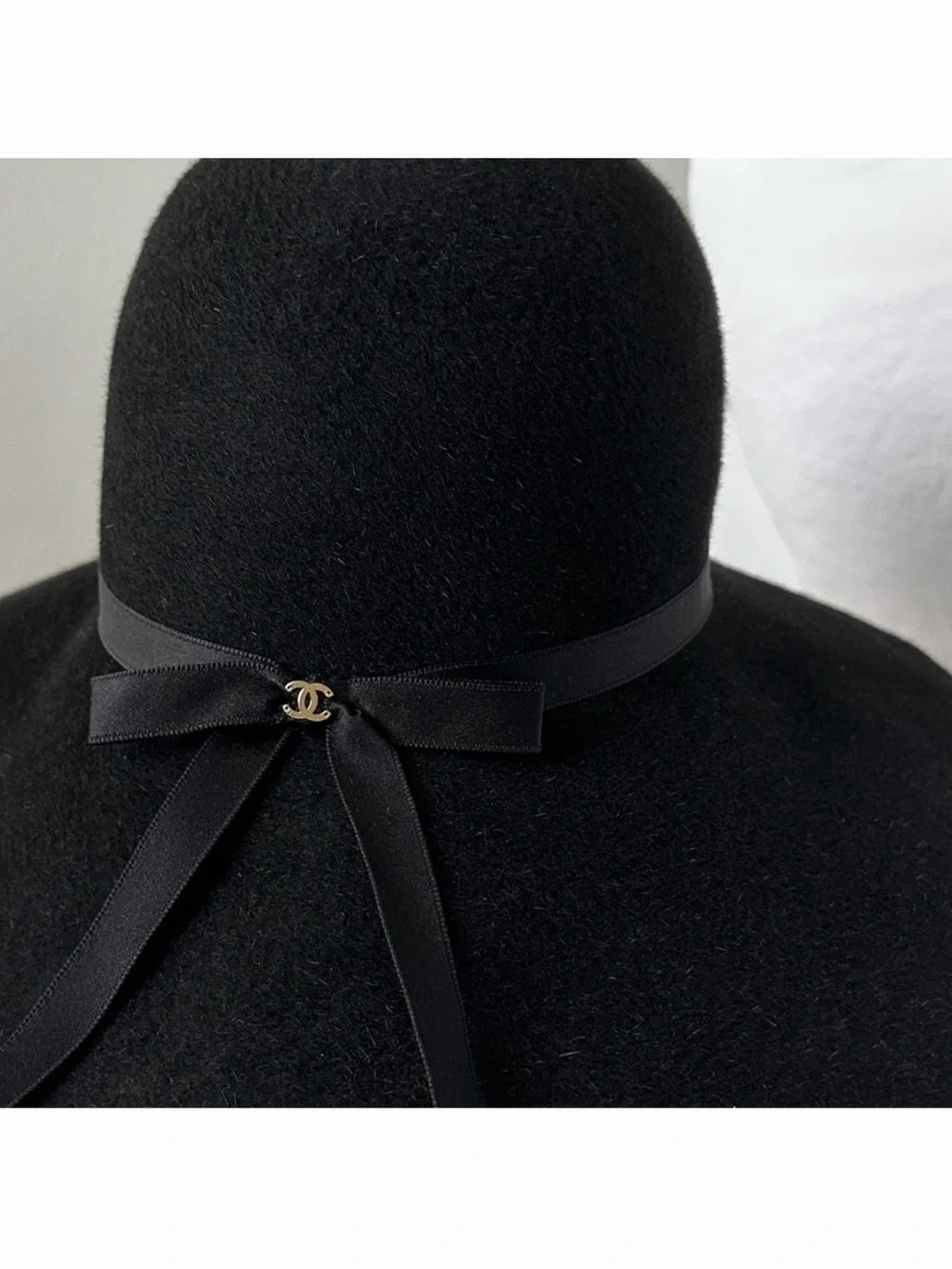 CHANEL chic wide subtle