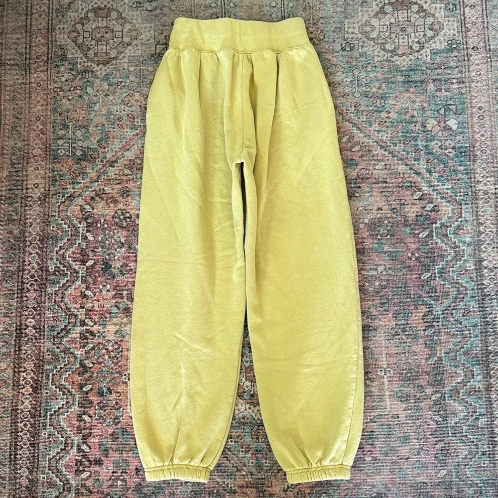 Nike Women's Relaxed Fit High Waisted Sweatpants in Pistachio Size Small