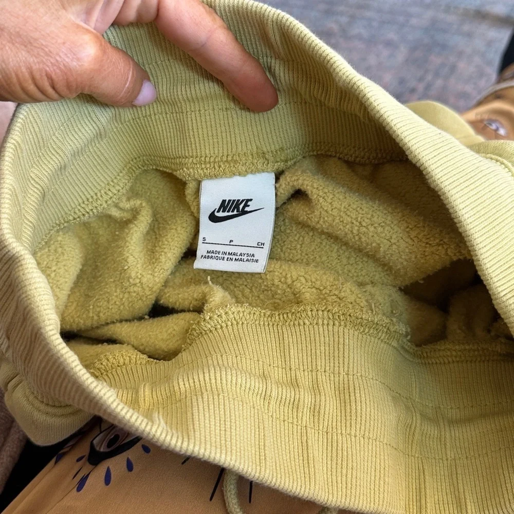 Nike Women's Relaxed Fit High Waisted Sweatpants in Pistachio Size Small