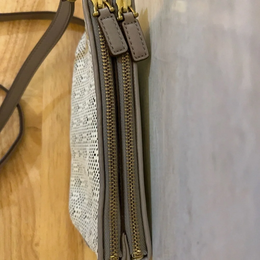 Fossil leather woven