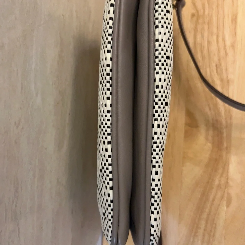 Fossil leather woven