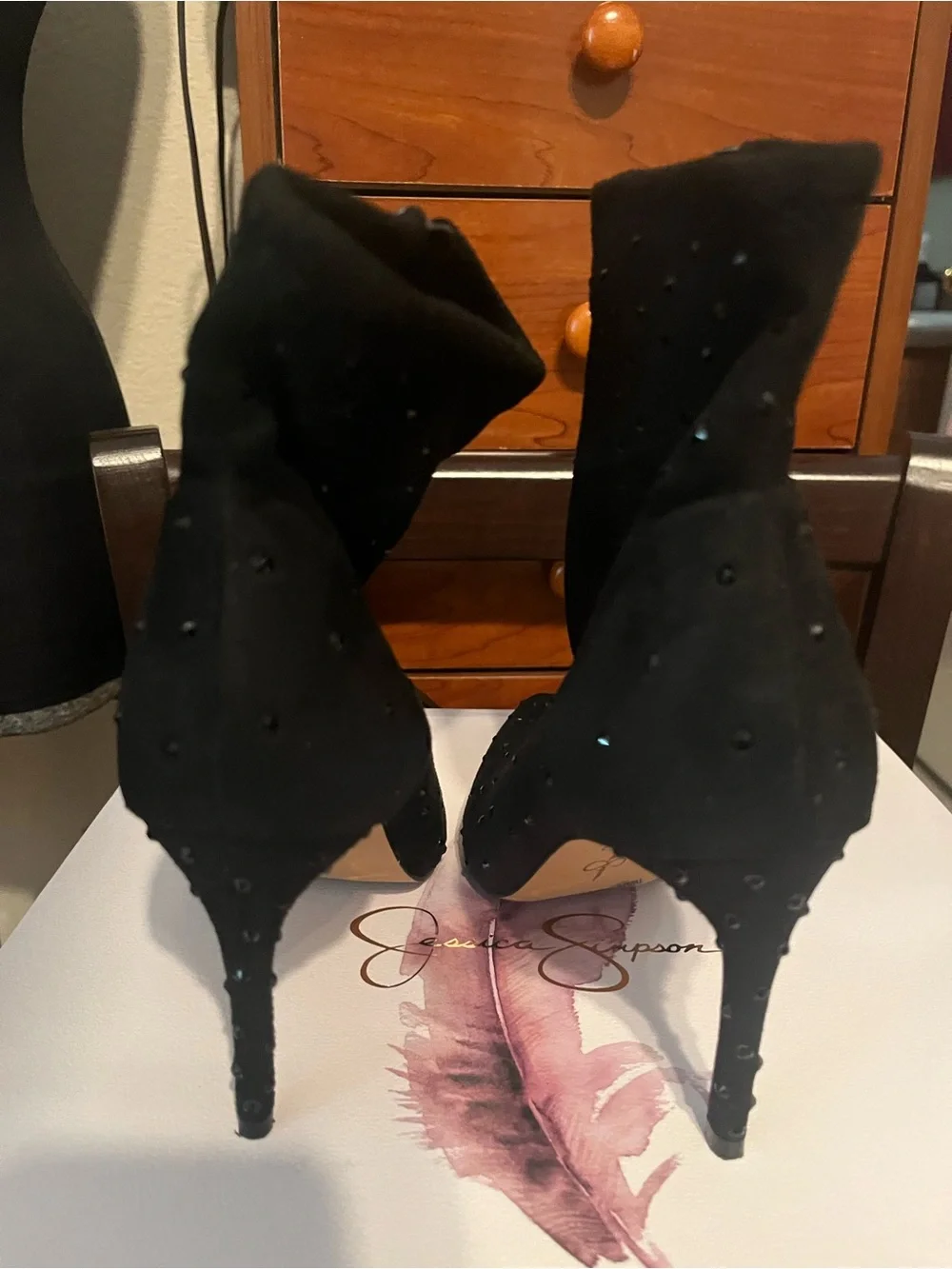 Jessica Simpson sleek pointed