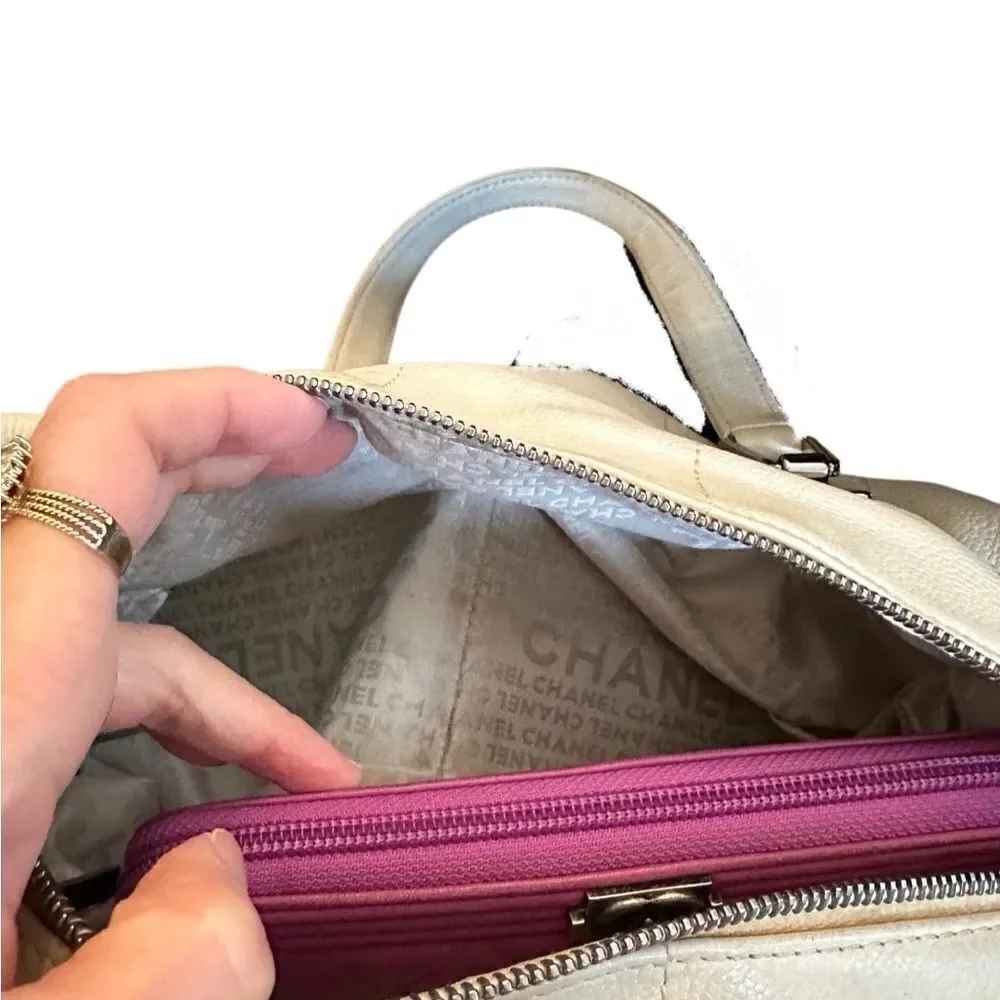 CHANEL closure 	•	zip