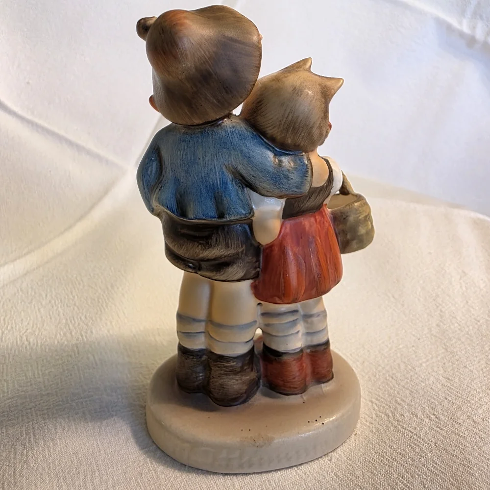 Hummel adorable figurine